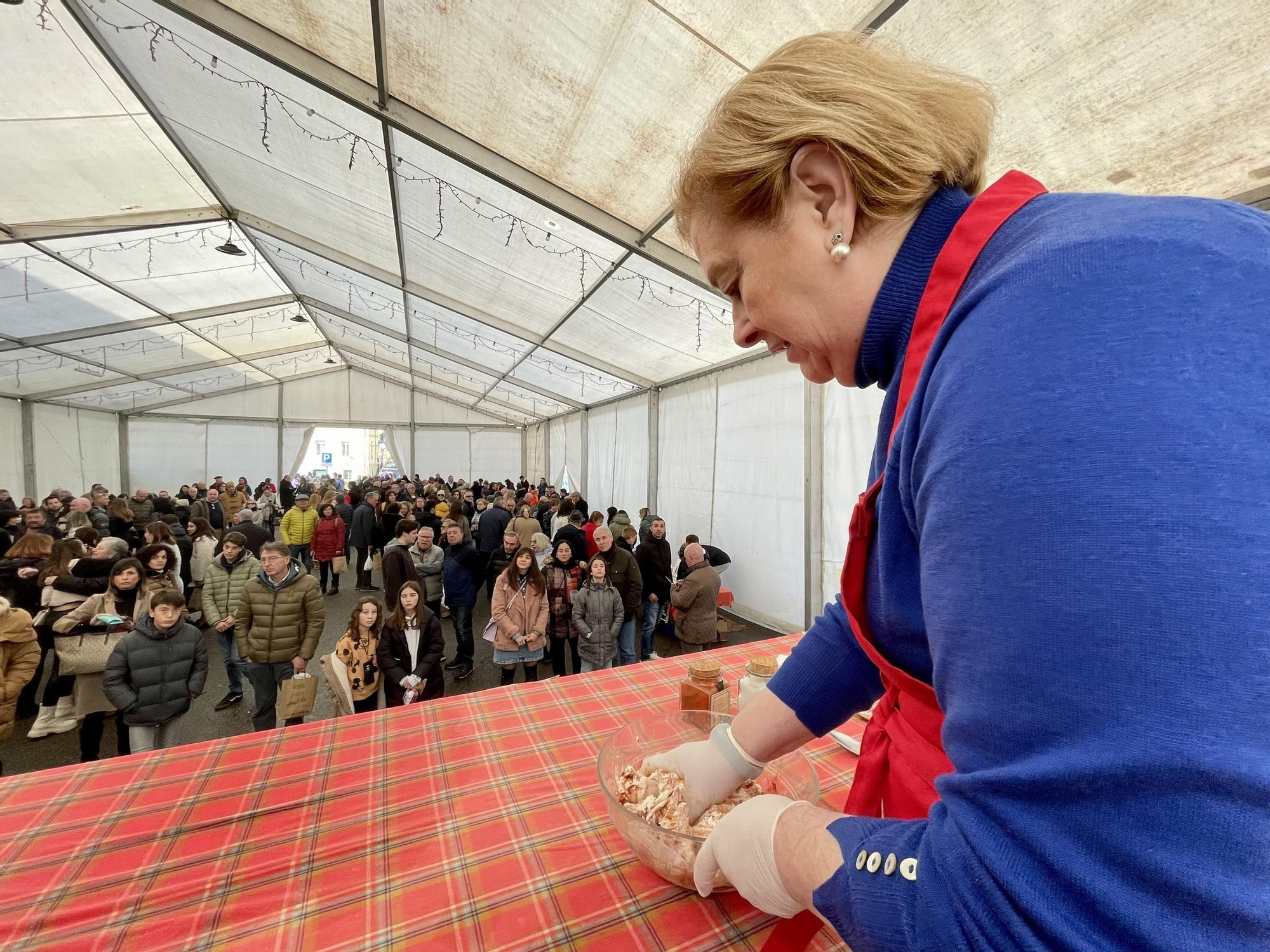 Margarita Mier ofrece una demostración de elaboración de Afuega'l Pitu.