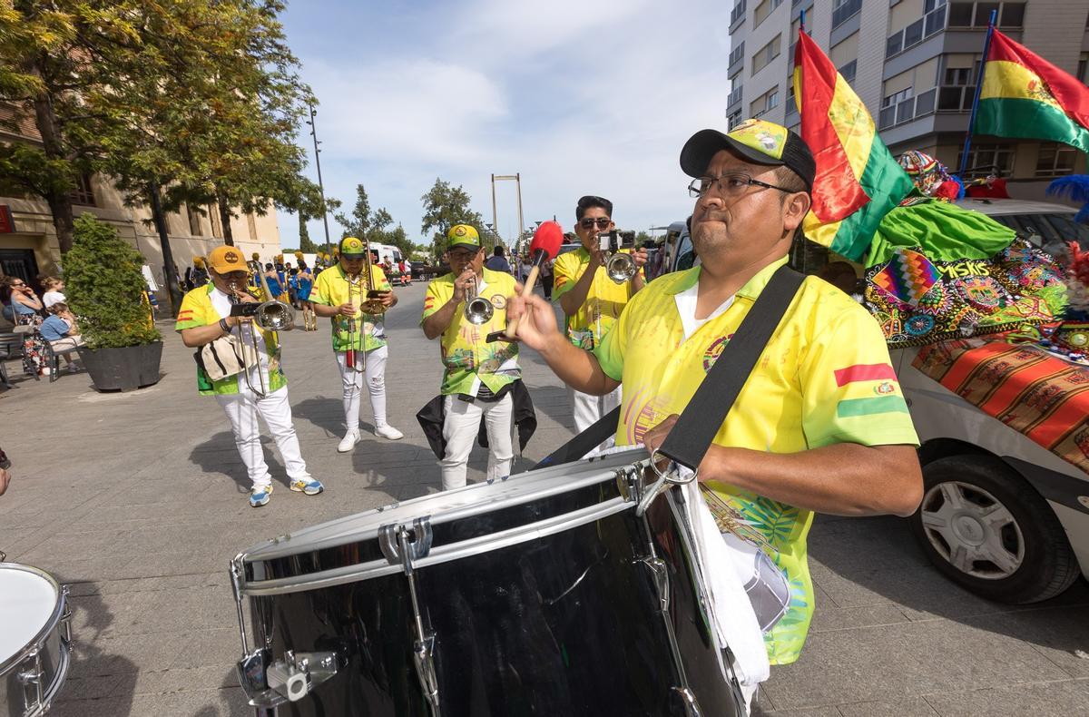 El desfile lo organizó la Asociación Juventud Boliviana.