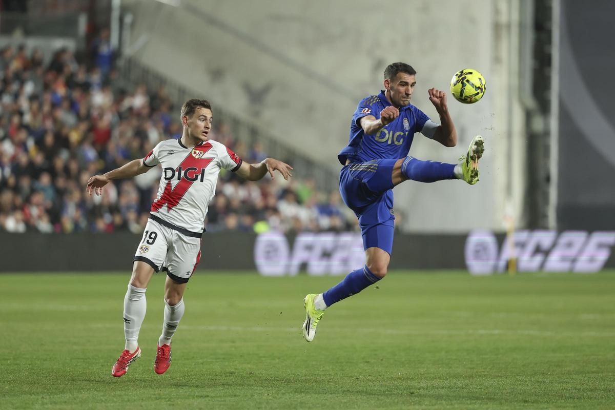 De Frutos (izquierda) defiende a un jugador del Oviedo.