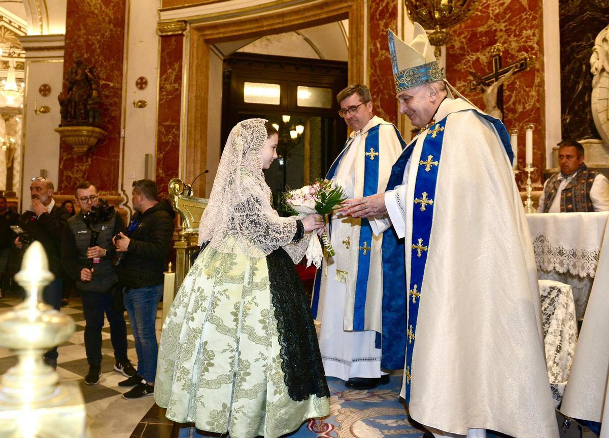 Un momento de la entrega del ramo, por parte de Ana Colón, en honor a la Virgen de los Desaparados.