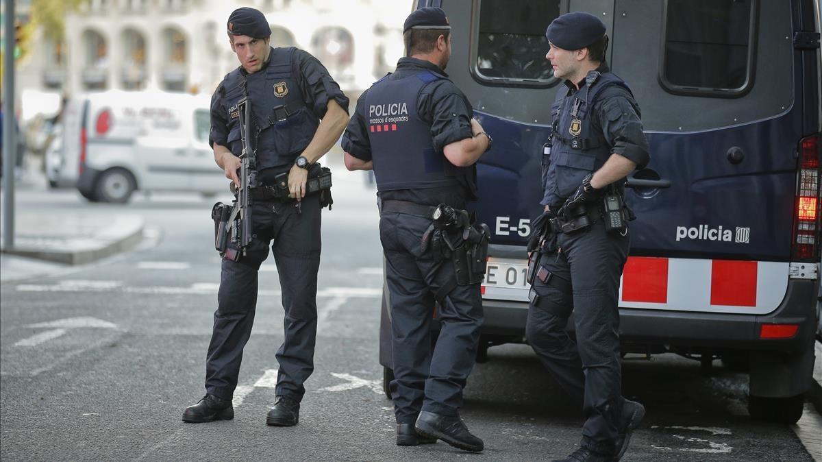 Los Mossos d’Esquadra patrullando Las Ramblas a primera hora de la mañana.