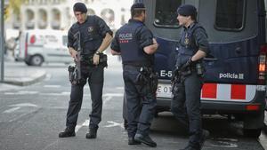 zentauroepp39724946 armed police officers stand next to their van in las ramblas170818082408