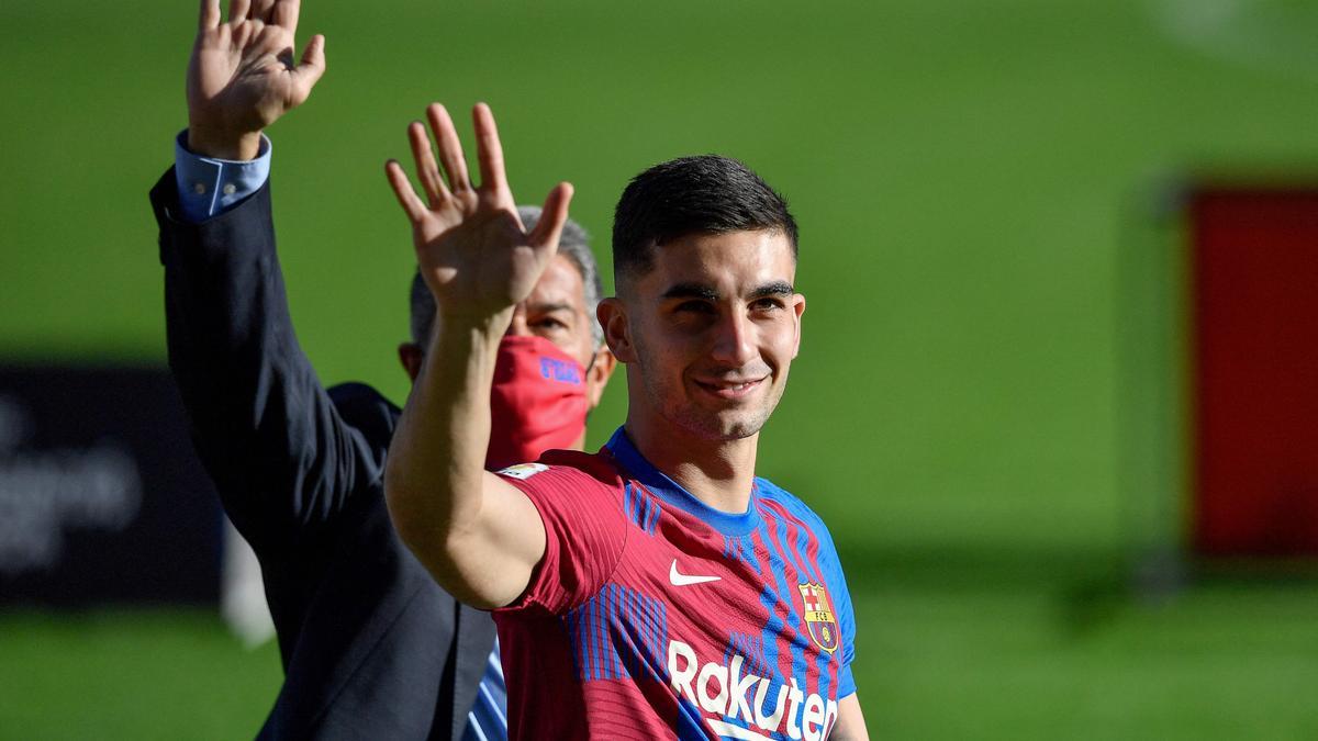 Ferran Torres junto al presidente Joan Laporta presentado como nuevo jugador del Barça