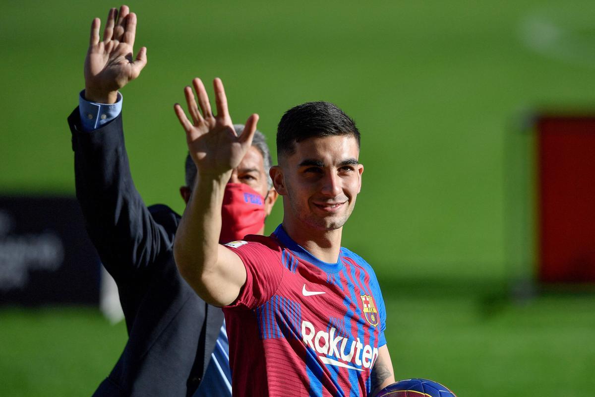 Ferran Torres junto al presidente Joan Laporta presentado como nuevo jugador del Barça