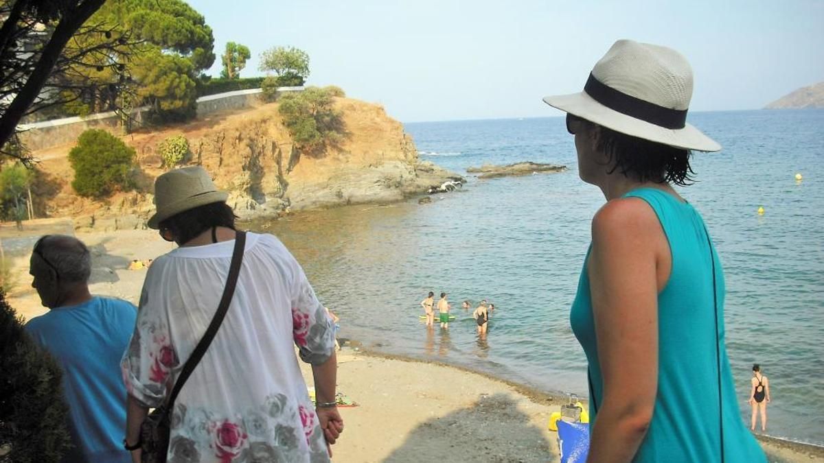 Turistes a la platja en qüestió.