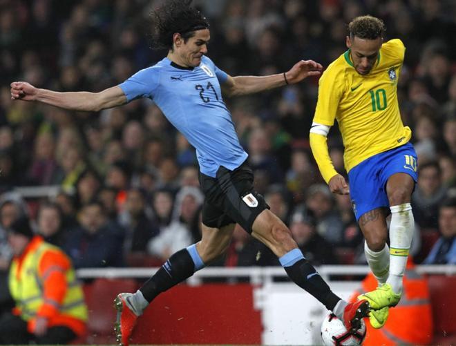 El delantero uruguayo Edinson Cavani (L) y el delantero brasileño Neymar durante el partido amistoso de fútbol entre Brasil y Uruguay en el Emirates Stadium de Londres.