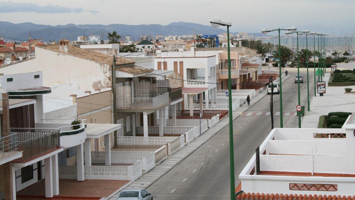 Viviendas en la playa de la Mitja Galta de Oliva afectadas por la Ley de Costas.