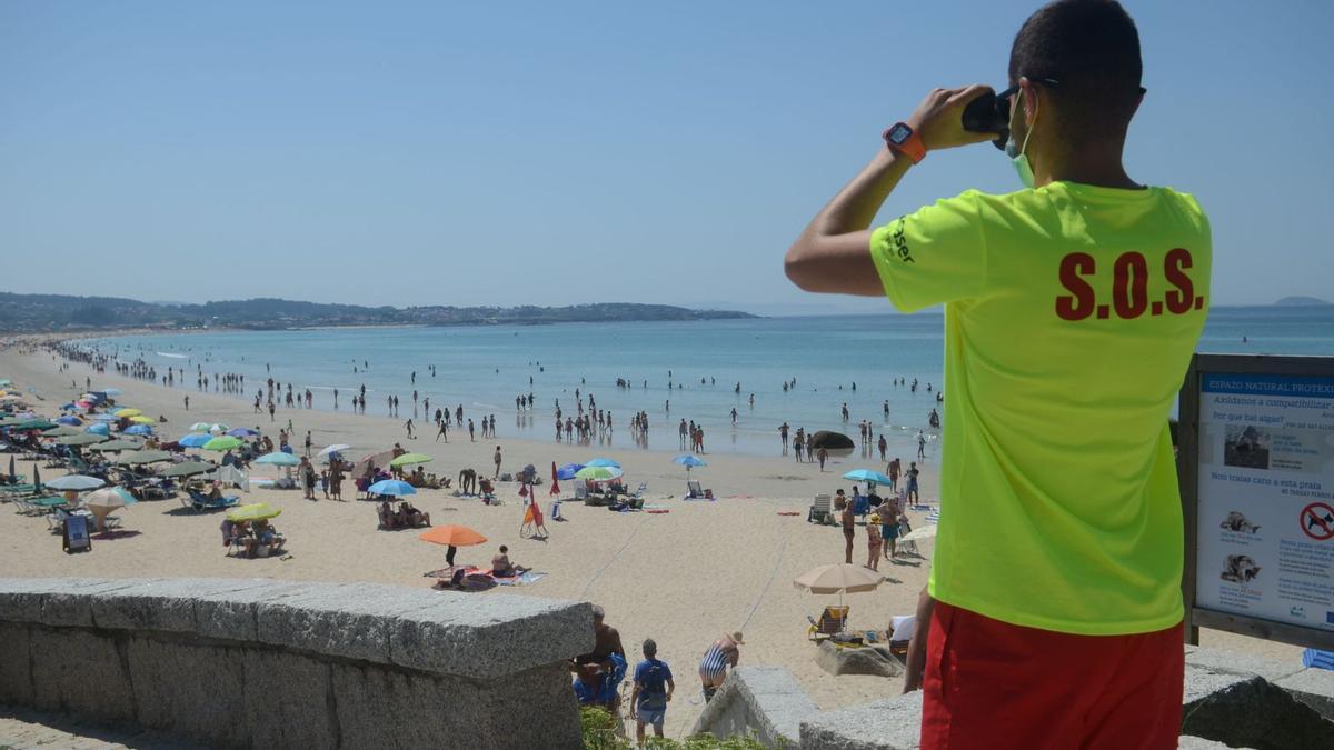 Un socorrista en la playa
de A Lanzada. |   // NOÉ PARGA