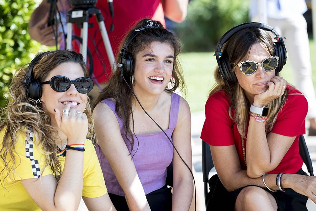 Miriam y Amaia, junto a Noemí Galera