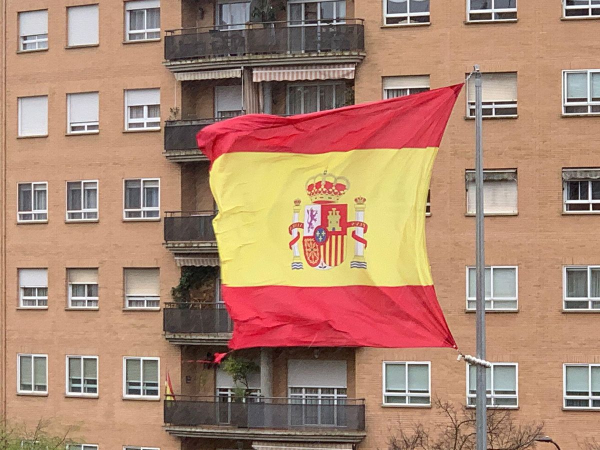 La bandera rota, antes de ser retirada.