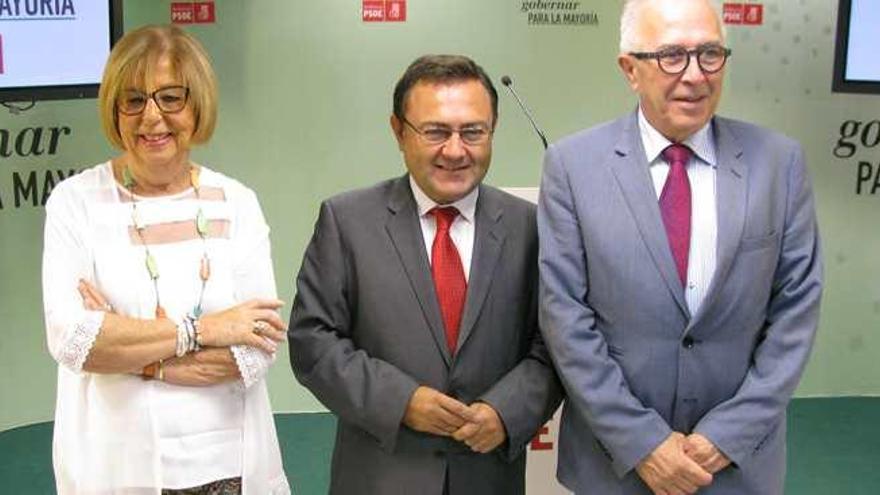 Adelaida de la Calle, Miguel Ángel Heredia y José Sánchez Maldonado en la sede del PSOE en Málaga.