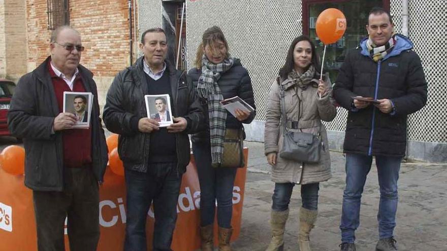 Requejo, segundo por la izquierda, con responsables de Ciudadanos.