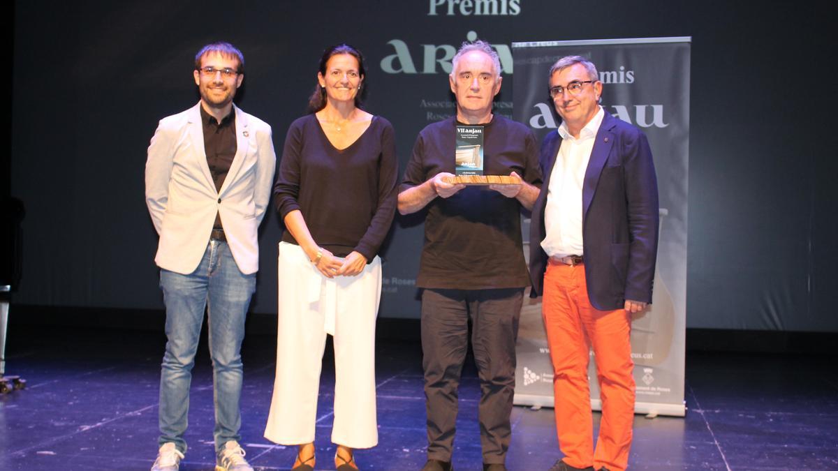 El xef Ferran Adrià mostra el premi Arjau d&#039;Honor atorgat per l&#039;Associació d&#039;Empresaris Roses-Cap de Creus