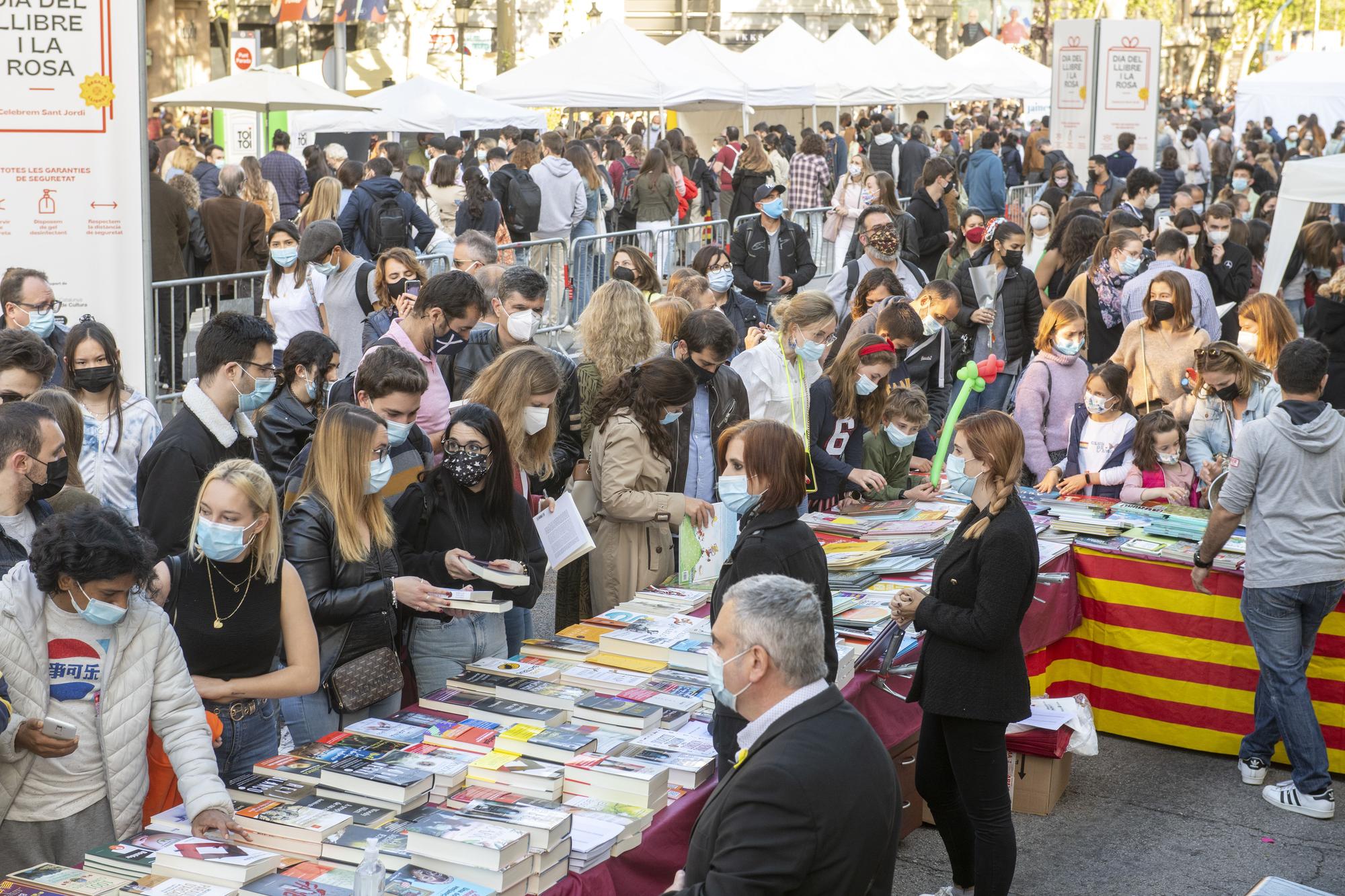 Paradas de libros en el paseo de Gràcia.