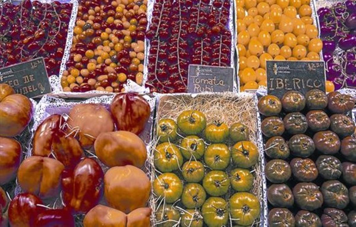 El lateral que la Fruiteria Torrent de Santa Caterina dedica a los tomates, destino de aconsejable peregrinación.