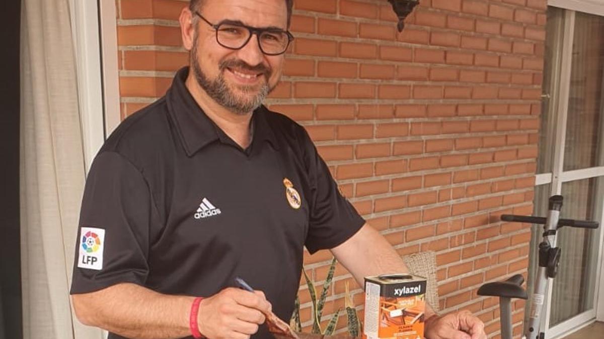 El alcalde y candidato del PSOE a la Alcaldía, Diego José Mateos, dando una mano de aceite de teca a los muebles de la terraza.