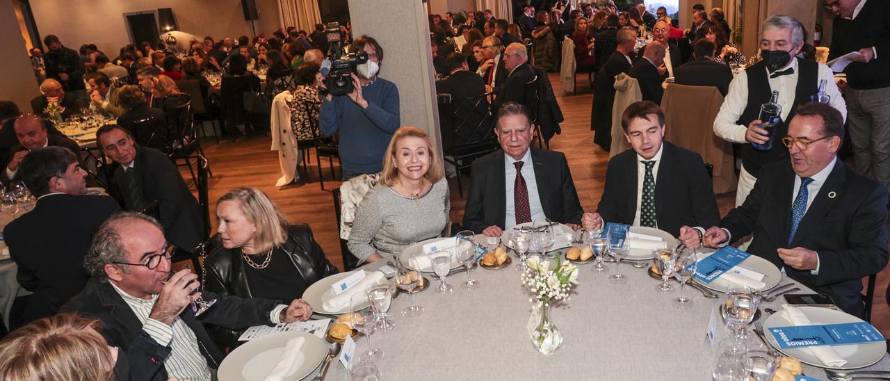 Por la izquierda, José Antonio Campoviejo, Yolanda Vega, Marta Suárez, Alfredo Canteli, José Luis Álvarez Almeida y José Luis Yzuel, ayer, en Latores durante la gala de Otea. | Irma Collín