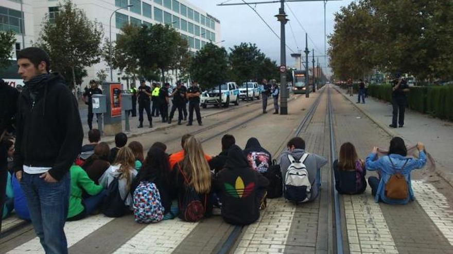 Los estudiantes cortan las vías del tranvía en Tarongers.