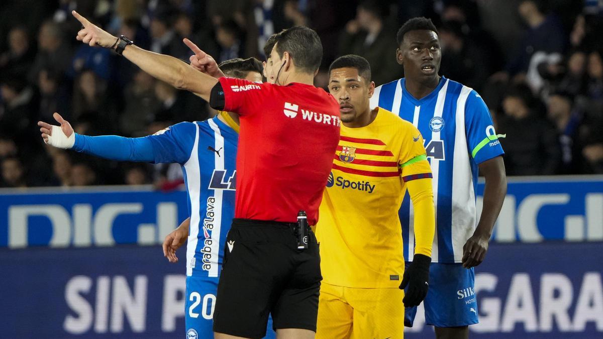 Martínez Munuera expulsa a Vitor Roque durante el Alavés-Barça.