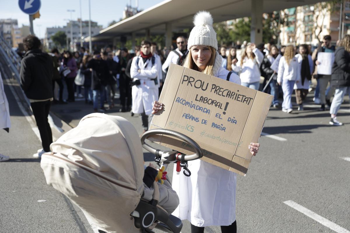 Marina Gual, médica del CAP Sant Martí, con su hijo.