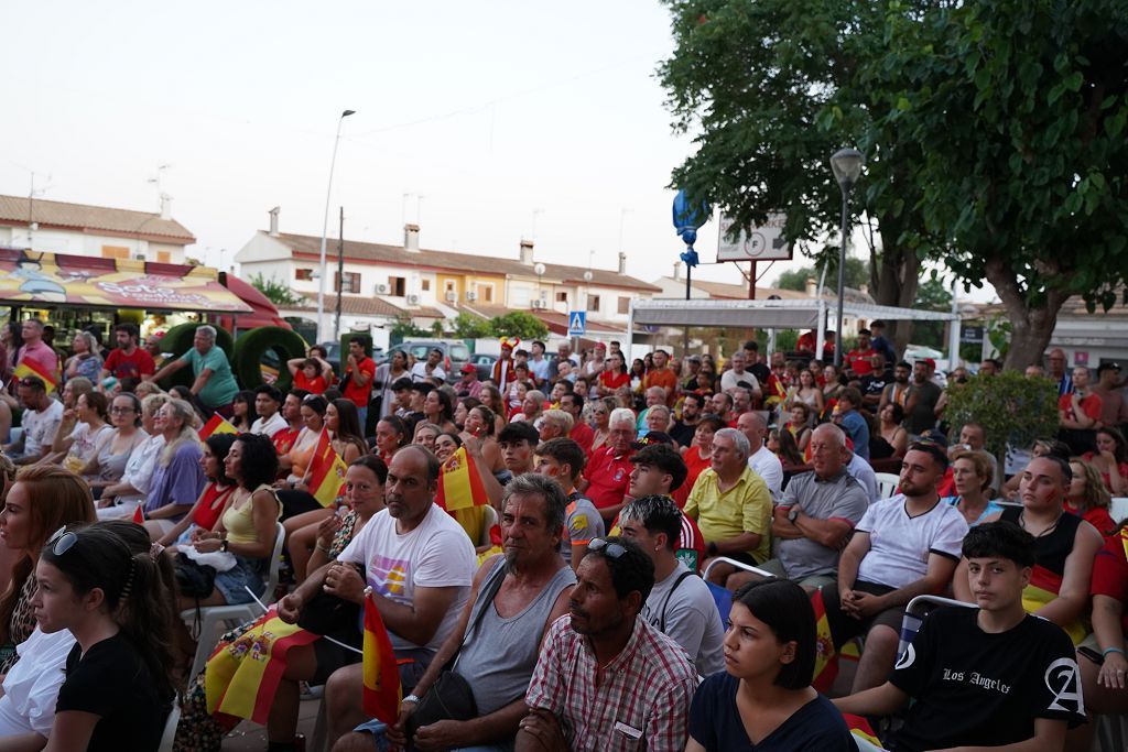 Un grupo de aficionados ingleses sigue la final desde Los Alcázares