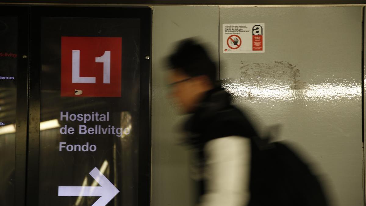 Un cartel que advierte de la presencia de amianto en un pasillo del metro de Barcelona.