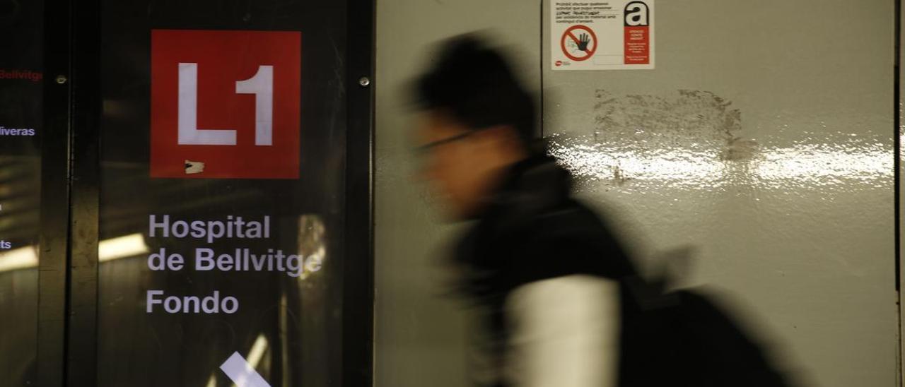 Un cartel que advierte de la presencia de amianto en un pasillo del metro de Barcelona.