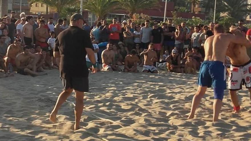 Un momento de máxima expectación en el torneo de lucha playa del Port de Sagunt.