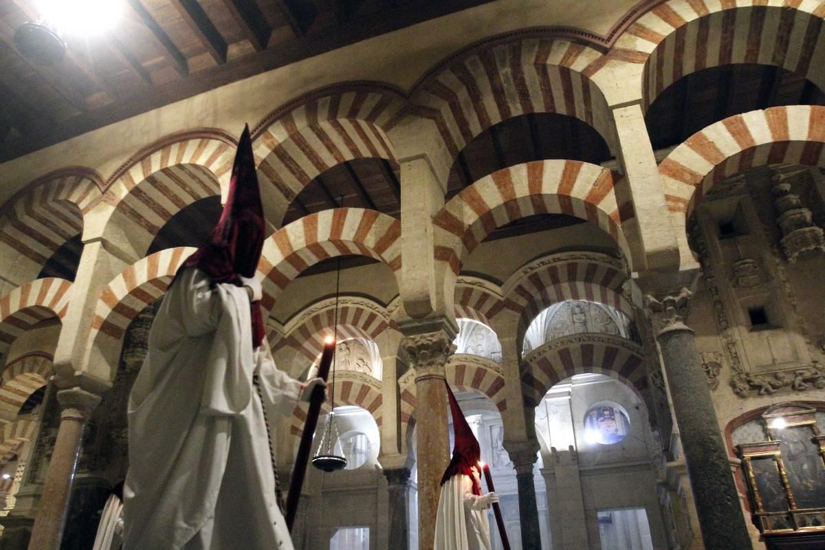 La Vera Cruz ha salido del Campo de la Verdad para mostrarse otro Lunes Santo