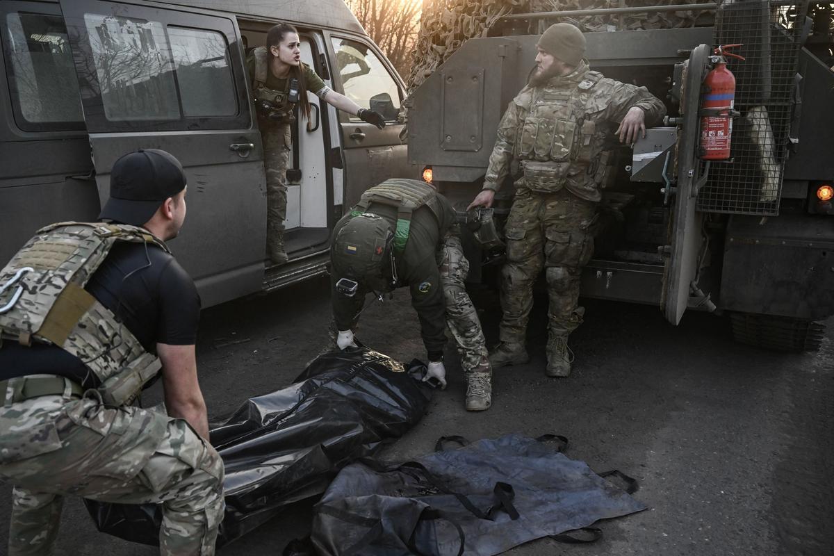 Paramédicos ucranianos evacuan a militares heridos en la línea del frente de Bajmut, el 23 de marzo de 2023