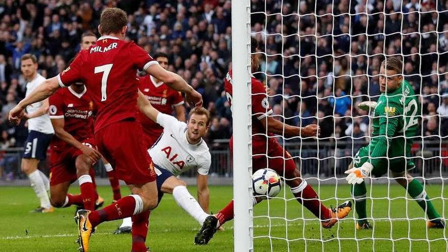 Harry Kane remata a gol en un Tottenham-Liverpool de la Premier League. // Matthew Child