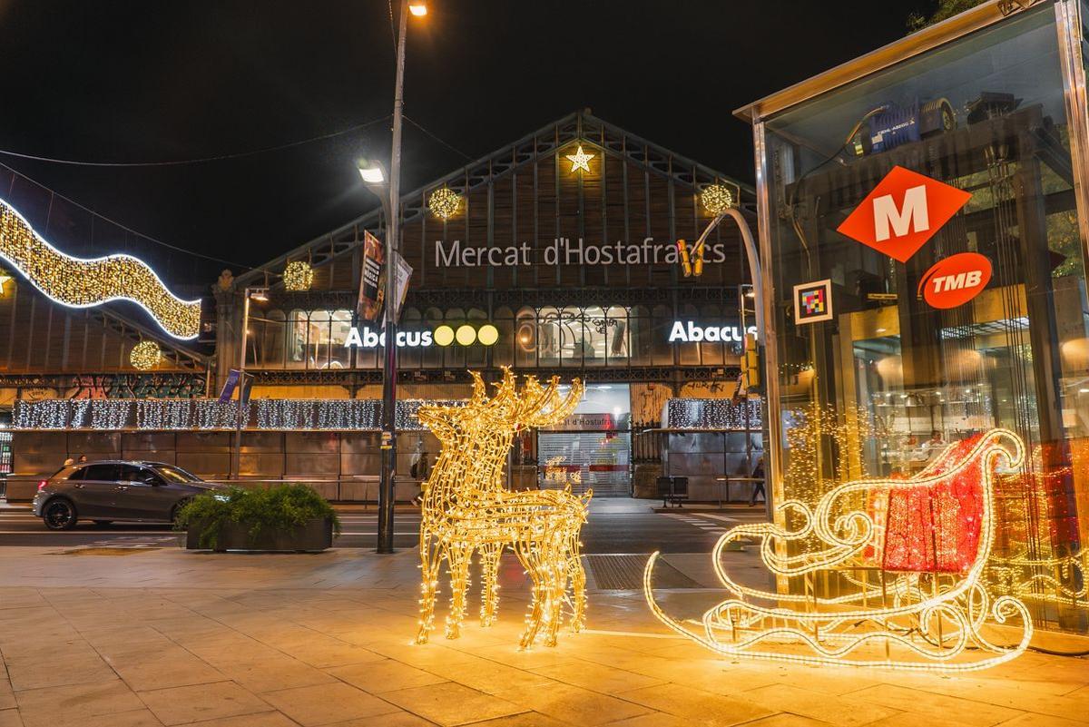 Decoración navideña en el exterior del Mercado de Hostafrancs