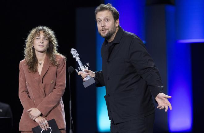 SAN SEBASTIÁN, 27/09/2025.- El realizador belga Joachim Lafosse (d) y la guionista francesa Chloé Duponchelle, tras recibir el Premio al Mejor Guión por Six jours ce printemps-là, este sábado en la gala de clausura del 73 Festival Internacional de Cine de San Sebastián. EFE/ Javier Etxezarreta