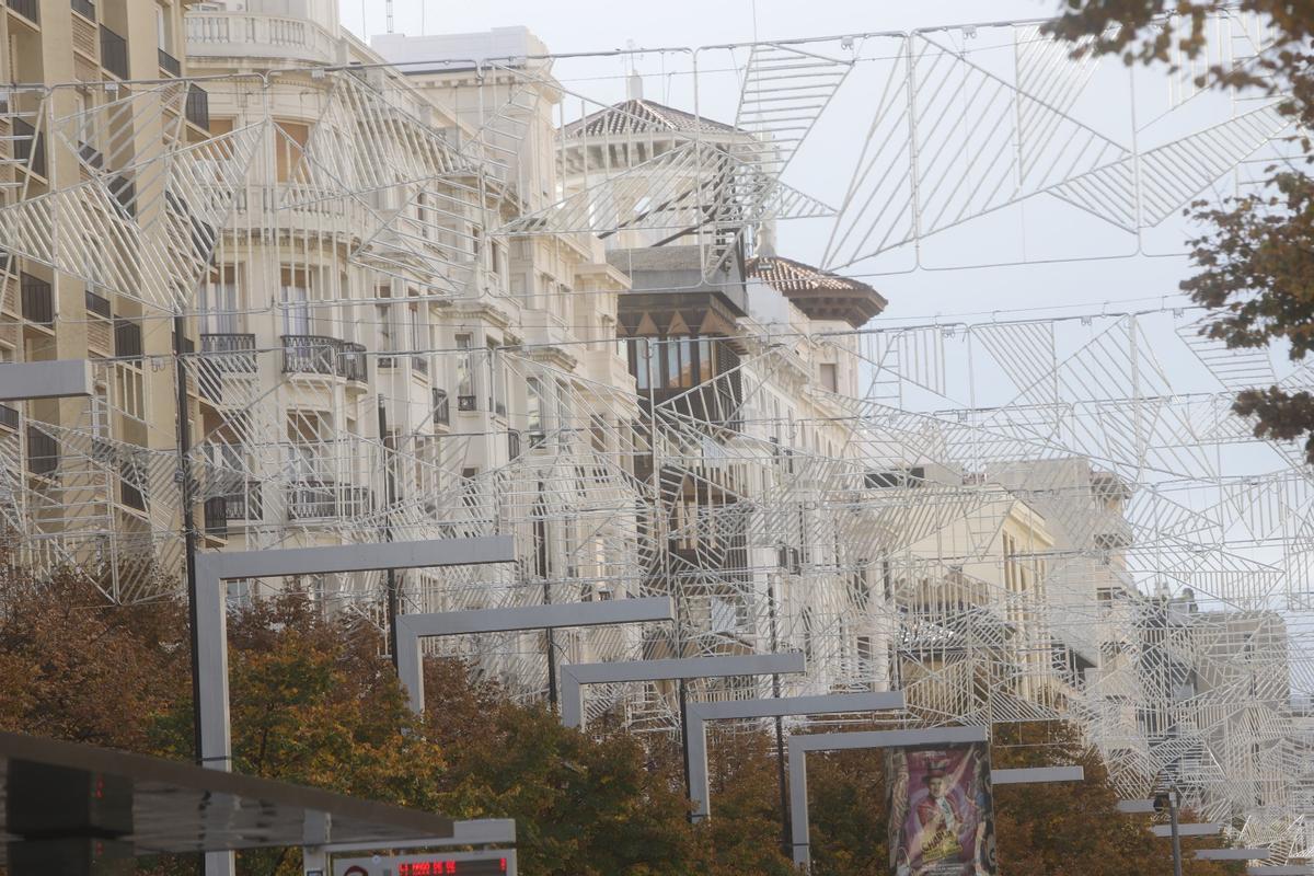 EN IMÁGENES | Las calles de Zaragoza se engalanan con las luces de Navidad