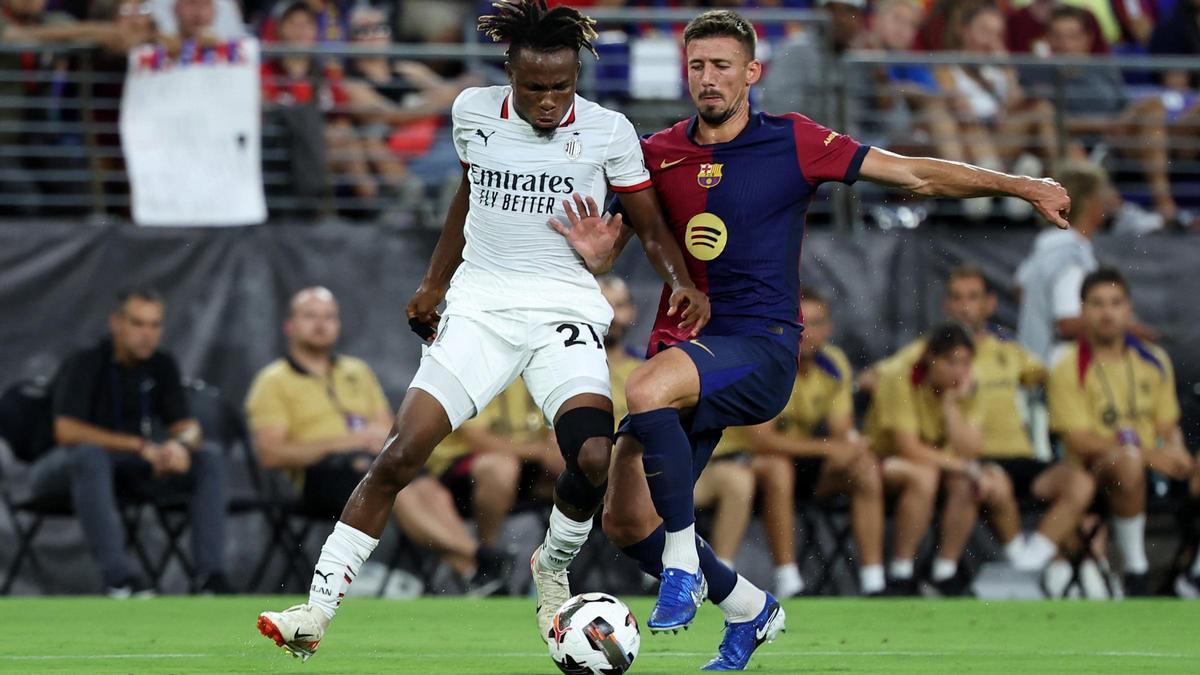 Lenglet pugna con Chukwueze durante el Barça-Milan de Baltimore.