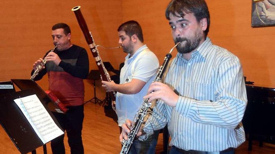 El profesor de Oboe del Conservatorio de Pontevedra David Garrido, a la derecha. // Rafa Vázquez