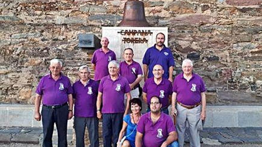 Miembros de la Asociación de Campaneros en Carbajales de Alba.