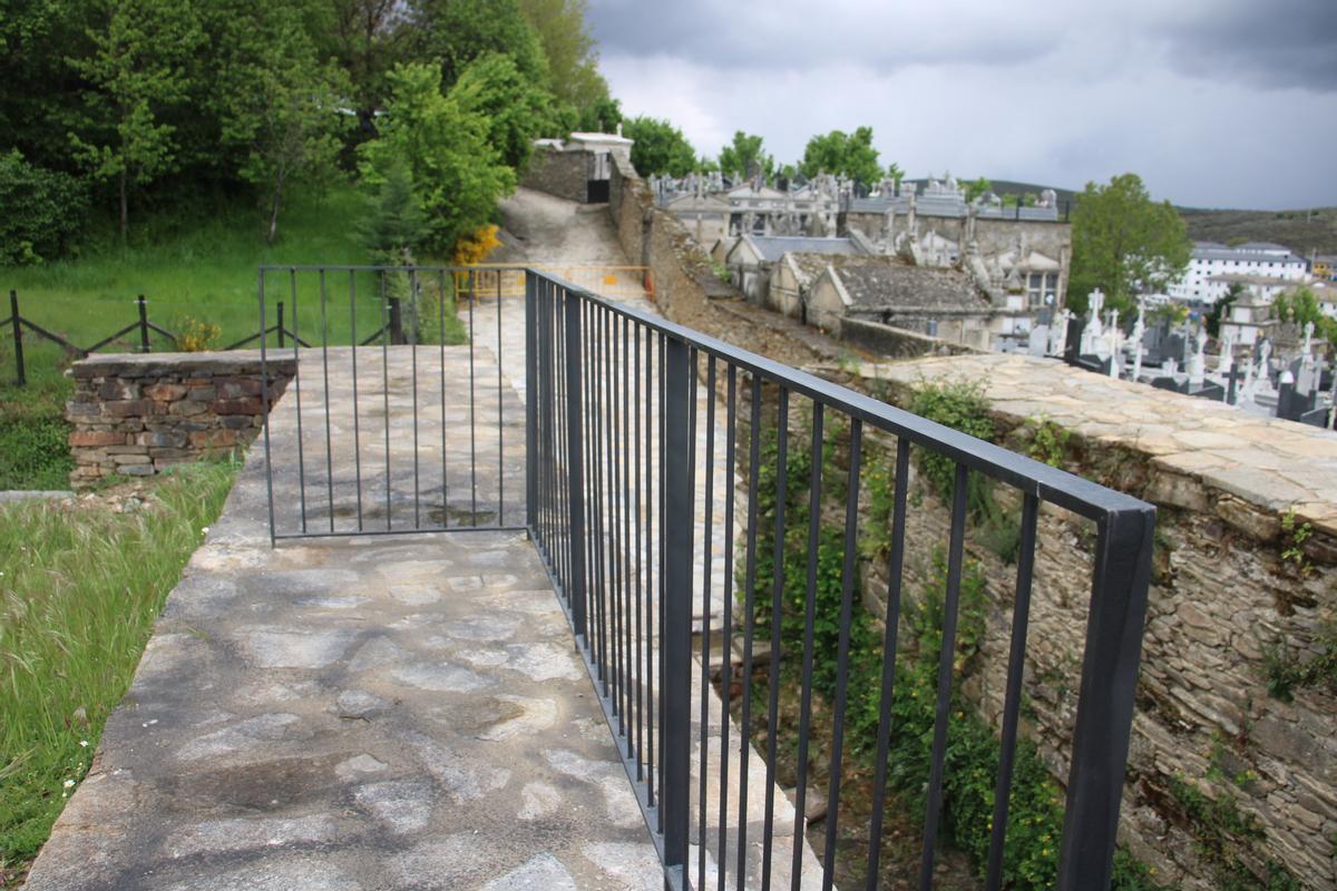 Puebla de Sanabria recupera sus estructuras defensivas con un nuevo puente levadizo Puebla de Sanabria recupera sus estructuras defensivas con un nuevo puente levadizo