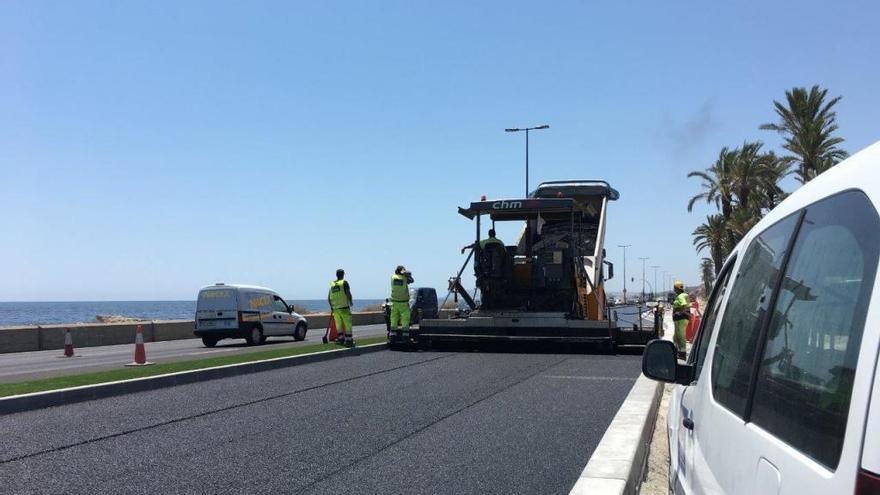 Los operarios ultiman los trabajos de asfaltado para abrir mañana la avenida de Elche