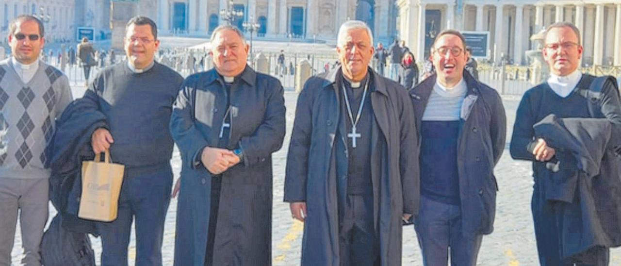 Los obispos José Mazuelos (Las Palmas) y Bernardo Álvarez (Tenerife), en el centro, en una visita reciente al Vaticano.