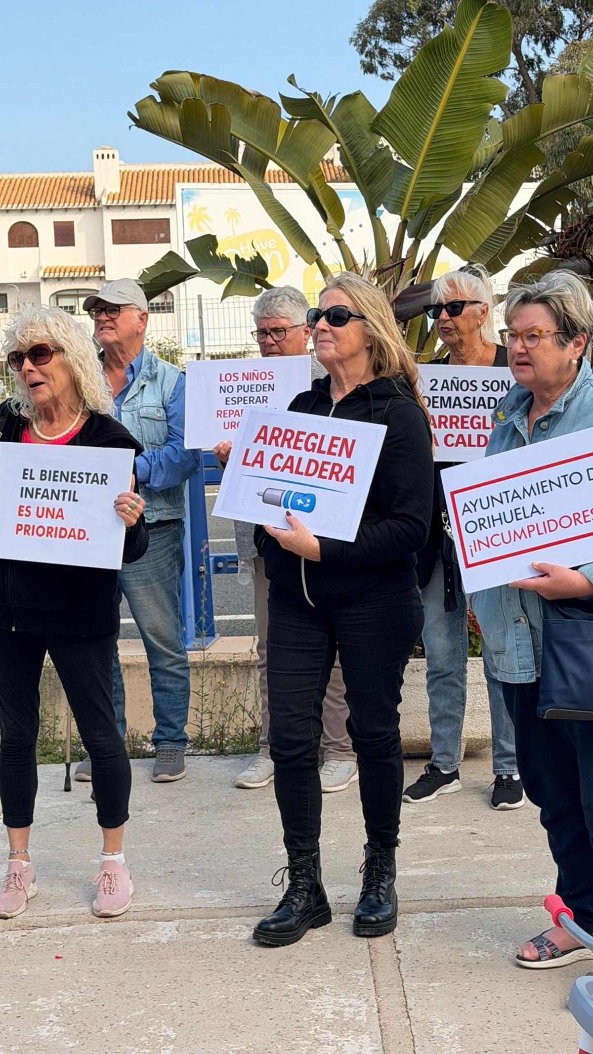Protesta ante la sede del Ayuntamiento oriolano en la costa