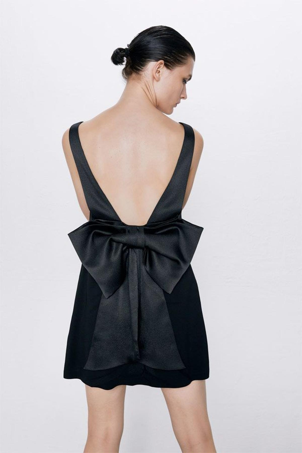 Vestido mini negro con lazo, de Zara