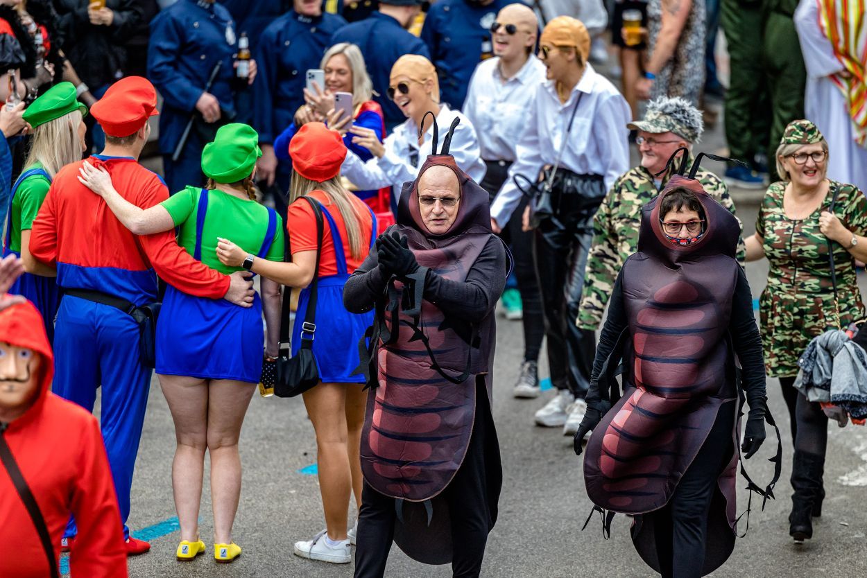 Los británicos desafían a la lluvia y celebran su "Fancy Dress Party" en Benidorm