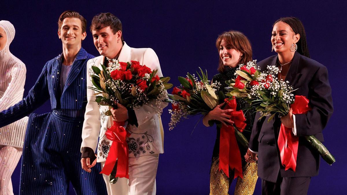 Alejandro Gómez, Gianna Reisen y Solange Knowles saludan al término de la actuación.