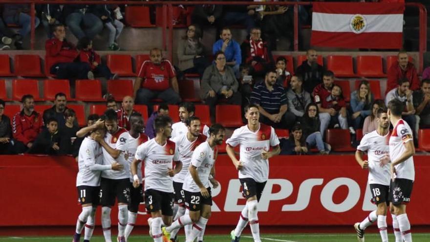 Los jugadores del Mallorca celebran uno de los dos goles marcados por Brandon.