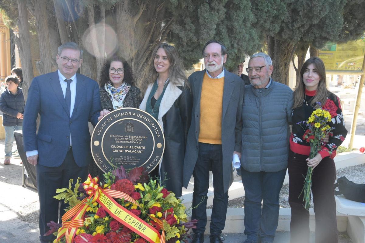 Lourdes Pastor, junto a autoridades y la nuera de Miguel Hernández (segunda por la izquierda), durante el homenaje en Alicante.