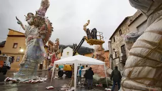 Raval se vuelca con la falla infantil en su 50 aniversario sin relegar el monumento grande