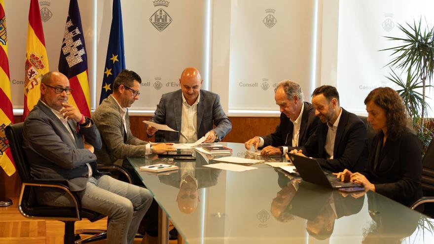 Galería: Reunión entre la APB y el Consell y Ayuntamiento de Ibiza