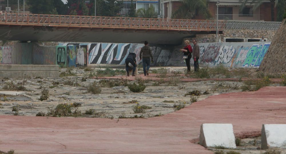 Imágenes de la playa de San Juan, donde la lluvia ha ocasionado serios daños en el arenal y el paseo peatonal.