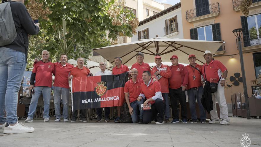 El Real Mallorca inunda Palma con banderas rojinegras